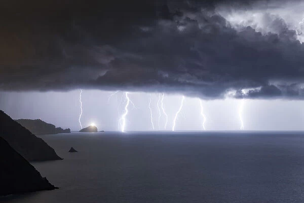 an impressive summer lightning storm is about to hit the Isle of Tino