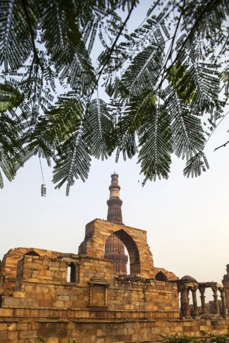 Framed Print : India, Delhi, New Delhi, Qutub Minar and Arch of Quqqat-Ul-Islam Mosque Framed Print : India, Delhi, New Delhi, Qutub Minar and Arch of Quqqat-Ul-Islam Mosque