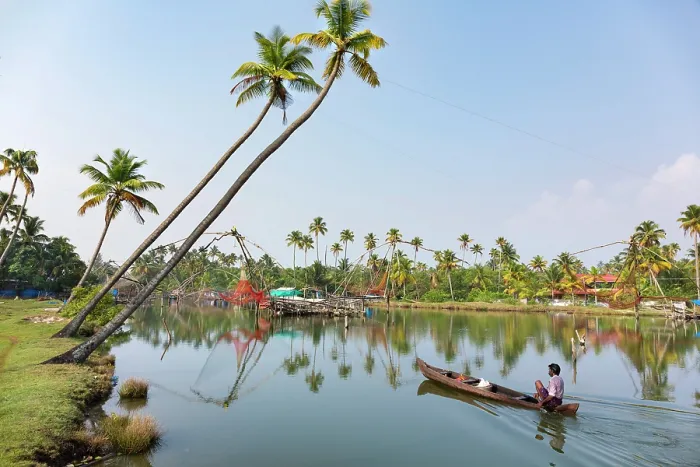Framed Print : India, Kerala, Alappuzha, Alleppey, a fisherman in a canoe in front of Chinese fishing nets Framed Print : India, Kerala, Alappuzha, Alleppey, a fisherman in a canoe in front of Chinese fishing nets