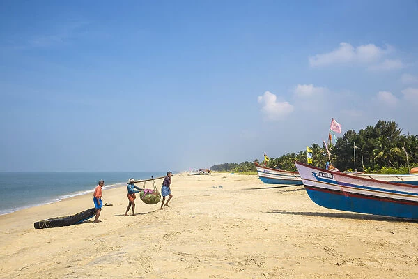 India, Kerala, Alleppey - Alappuzha, Fishermen on Marari Beach