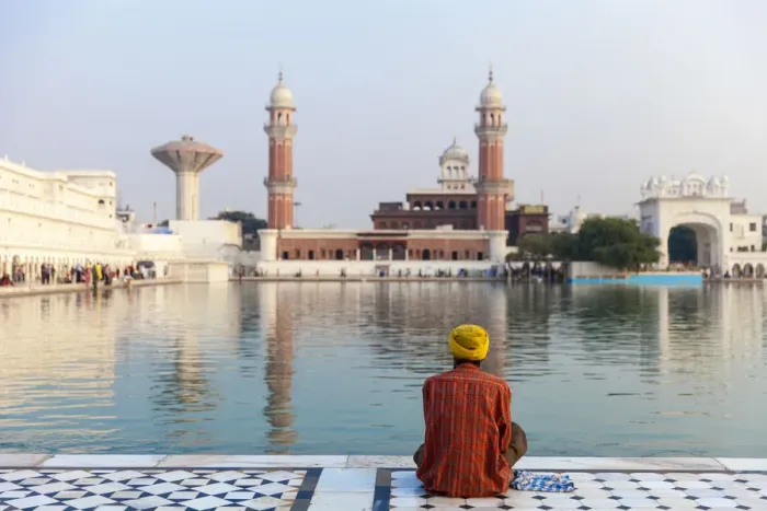 Framed Print : India, Punjab, Amritsar, Pilgrim sitting infront of The Harmandir Sahib, known as