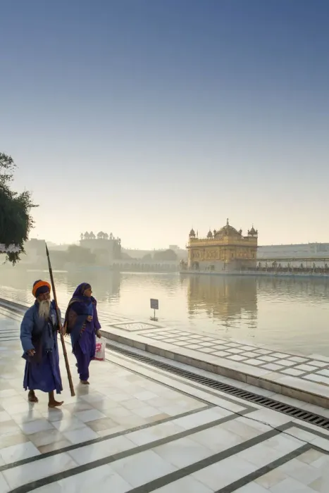 Framed Print : India, Punjab, Amritsar, sikh pilgrims, one carrying a barcha spear at the Golden Framed Print : India, Punjab, Amritsar, sikh pilgrims, one carrying a barcha spear at the Golden