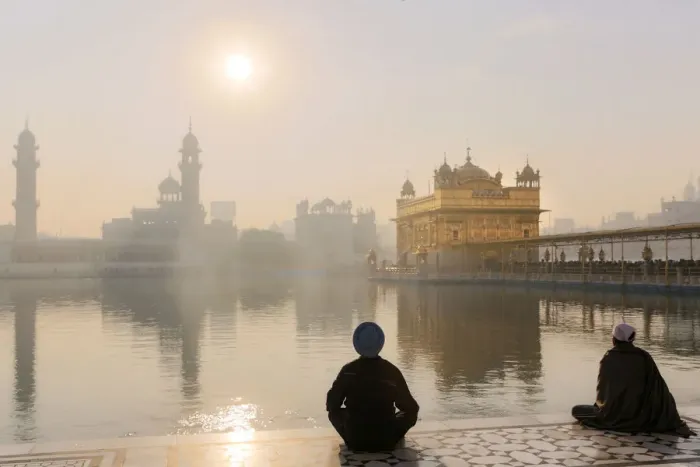 Framed Print : India, Punjab, Amritsar, a sikh pilgrims at the Golden Temple - the holiest shrine Framed Print : India, Punjab, Amritsar, a sikh pilgrims at the Golden Temple - the holiest shrine