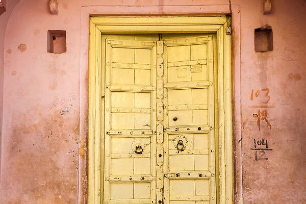 India, Rajasthan, Pushkar, Yellow door