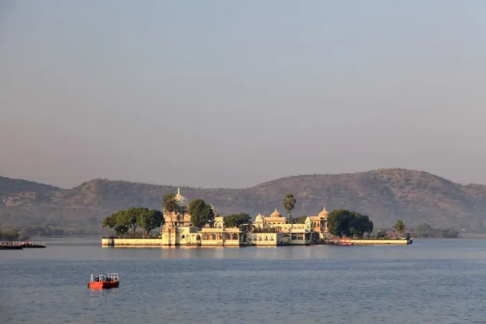 Framed Print : India, Rajasthan, Udaipur, Lake Pichola and Jagmandir Palace