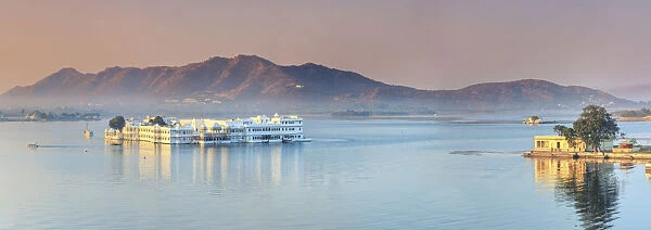 India, Rajasthan, Udaipur, Lake Pichola and Lake Palace