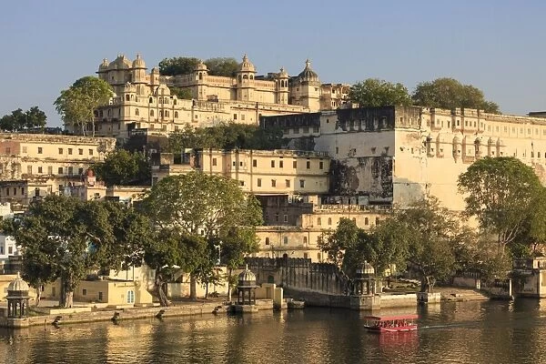 India, Rajasthan, Udaipur, view of Lal Ghat and City Palace Complex