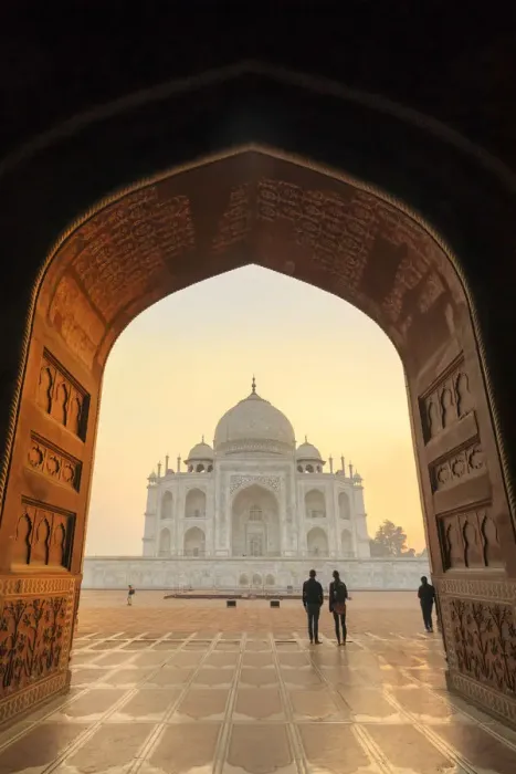Framed Print : India, tourists visiting the Taj Mahal at sunrise Framed Print : India, tourists visiting the Taj Mahal at sunrise