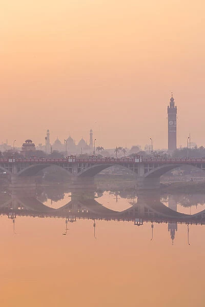 India, Uttar Pradesh, Lucknow, Bridge over Gomti River