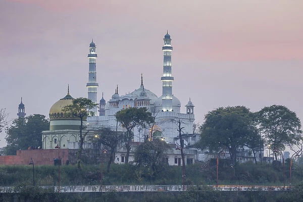 India, Uttar Pradesh, Lucknow, Teele Wali Mosque or Mosque on the Mound, at the Tomb