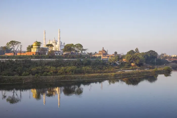 Framed Print : India, Uttar Pradesh, Lucknow, Teele Wali Mosque or Mosque on the Mound, at the Tomb Framed Print : India, Uttar Pradesh, Lucknow, Teele Wali Mosque or Mosque on the Mound, at the Tomb