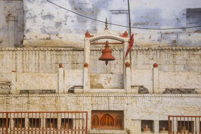 Framed Print : India, Uttar Pradesh, Varanasi, Temple at Manikarnika Ghat - The main burning ghat Framed Print : India, Uttar Pradesh, Varanasi, Temple at Manikarnika Ghat - The main burning ghat