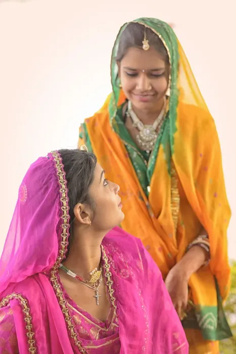 Framed Print : Indian girls in traditional dress, Udaipur, Rajasthan, India, Asia MR
