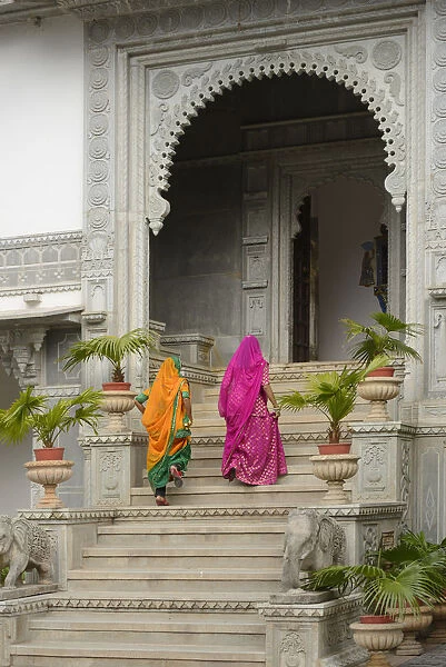 Indian girls in traditional dress, Udaipur, Rajasthan, India, Asia MR