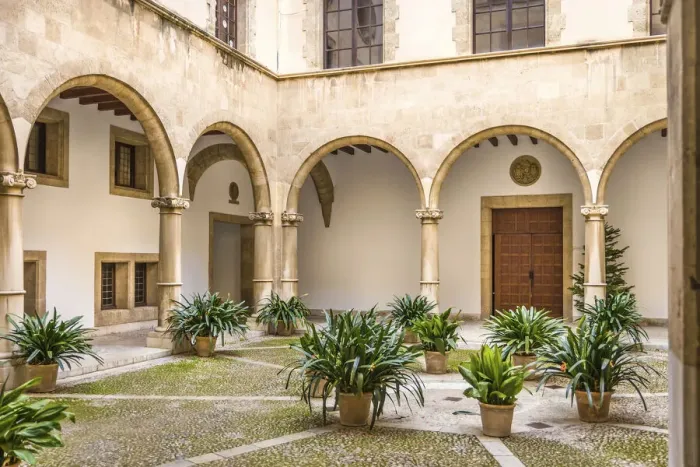 Framed Print : Inner courtyard in the the old town of Palma de Mallorca, Mallorca, Spain Framed Print : Inner courtyard in the the old town of Palma de Mallorca, Mallorca, Spain