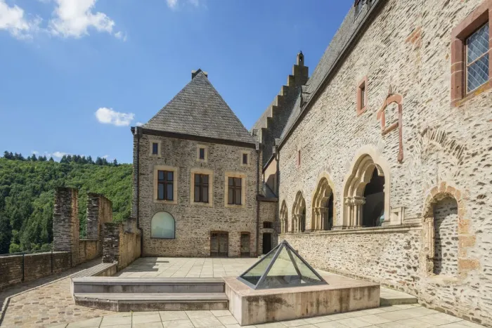 Framed Print : Inner courtyard at Vianden castle, Kanton Vianden, Luxembourg Framed Print : Inner courtyard at Vianden castle, Kanton Vianden, Luxembourg