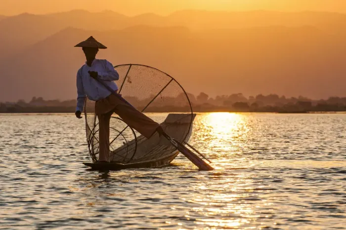 Framed Print : An Intha fisherman on Inle Lake, Burma / Myanmar Framed Print : An Intha fisherman on Inle Lake, Burma / Myanmar