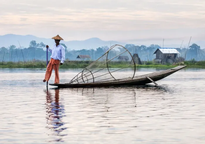 Framed Print : An Intha fisherman on Inle Lake, Burma / Myanmar Framed Print : An Intha fisherman on Inle Lake, Burma / Myanmar