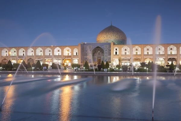Iran, Central Iran, Esfahan, Naqsh-e Jahan Imam Square, dusk