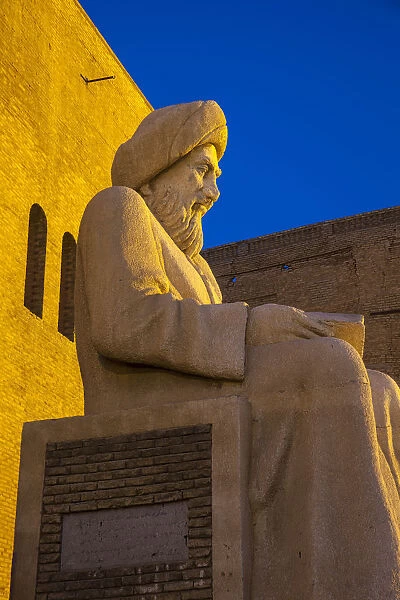 Iraq, Kurdistan, Erbil, Statue of Mubarak Ben Ahmed Sharaf-Aldin at the main entrance