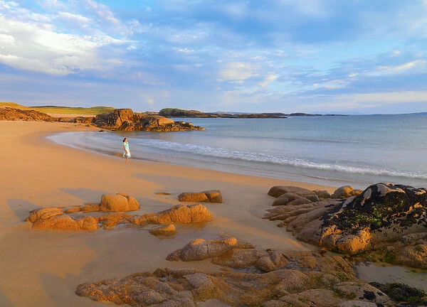 Ireland, Co. Donegal, Cruit island, Woman walking on beach (MR)