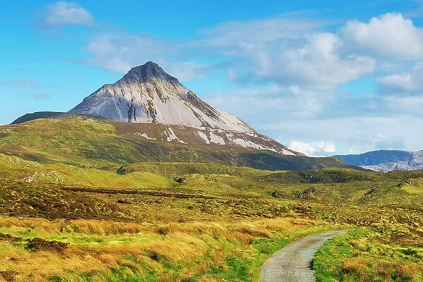 Ireland, Co. Donegal, Errigal mountain, Country road through landscape