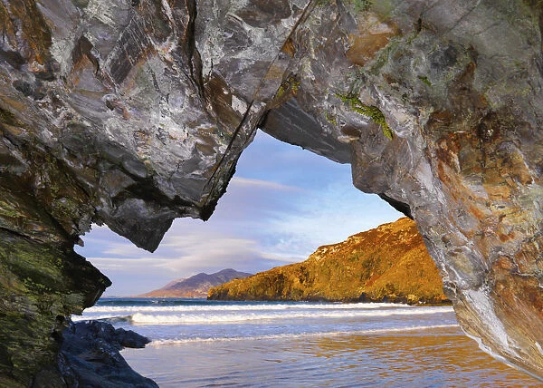 Ireland, Co. Donegal, Fanad, Ballymastoker bay, cave