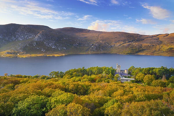 Ireland, Co. Donegal, Glenveagh National Park, Glenveagh castle and Lough Veagh in autumn