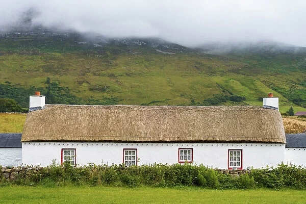 Ireland, Co. Donegal, Inishowen, Mamore Gap, traditional thatched cottage
