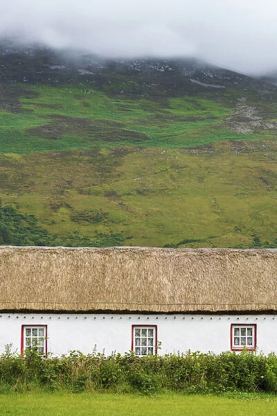 Ireland, Co. Donegal, Inishowen, Mamore Gap, traditional thatched cottage