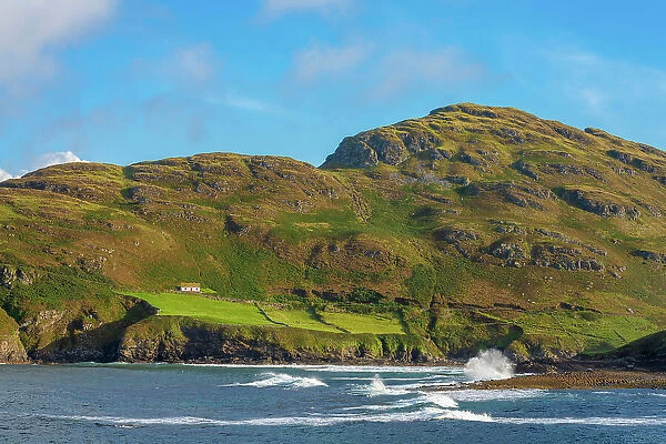 Ireland, Co. Donegal, Muckross head, Muckross bay, remote cottage on hillside