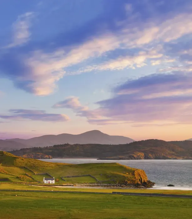 Framed Print : Ireland, Co. Donegal, Rosapenna, Downings, Muckish mountain and traditional Irish cottage