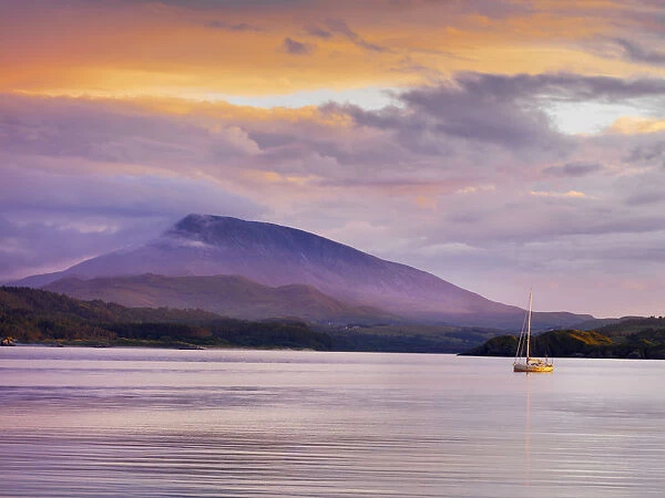 Ireland, Co. Donegal, Rosapenna, Downings, Muckish mountain at dusk