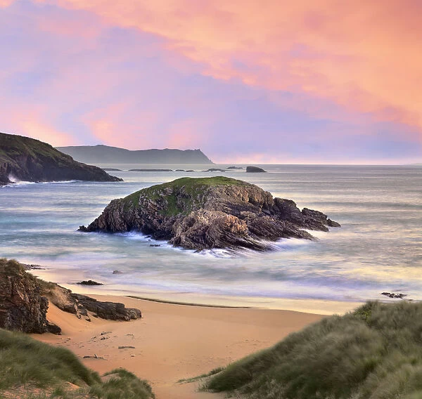 Ireland, Co. Donegal, Rosguil, Boyeeghter Bay, Rough island at dusk
