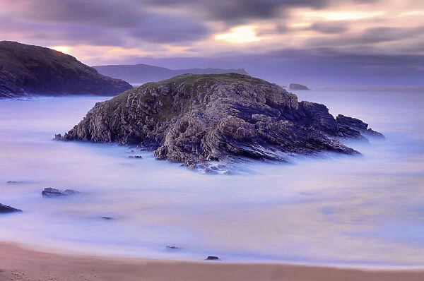 Ireland, Co. Donegal, Rosguil, Boyeeghter Bay, Rough island at dusk