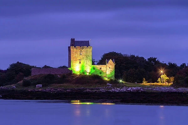 Ireland, Co. Galway, Kinvara, Dunguaire castle at night