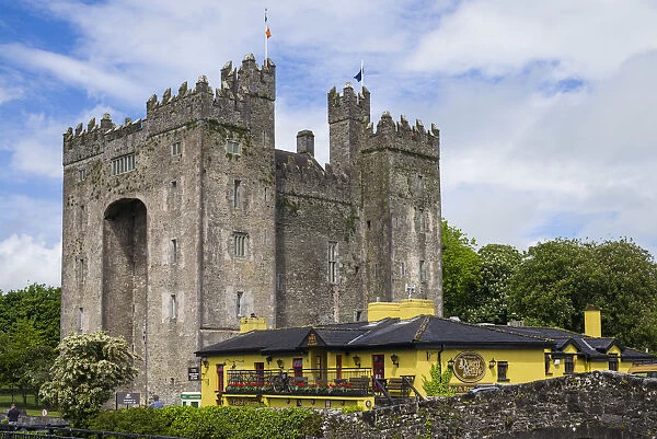 Ireland, County Clare, Bunratty, Bunratty Castle, 13th century