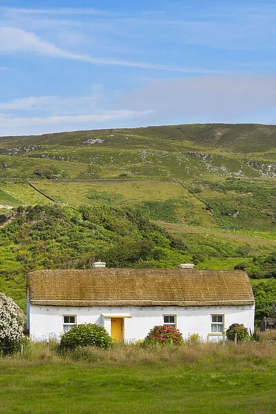 Ireland, County Donegal, Glencolumbkille (Glencolmcille), Traditional cottage in rural setting