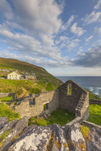 Ireland, County Kerry, Dingle Peninsula, Slea Head Drive, Dunquin, farmhouse ruins