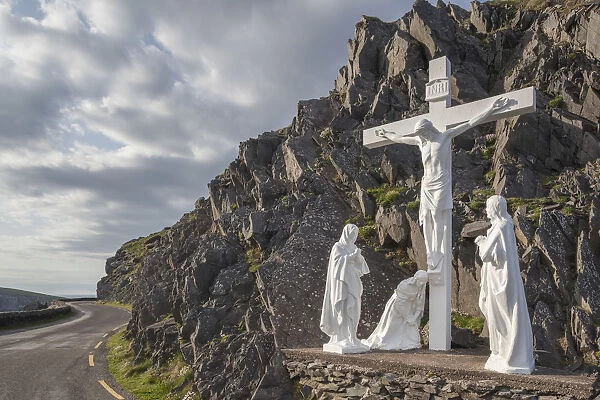 Ireland, County Kerry, Dingle Peninsula, Slea Head Drive, Slea Head, religious shrine