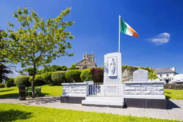 Framed Print : Ireland, County Roscommon, Ballinlough. A war memorial dedicated to the resistance