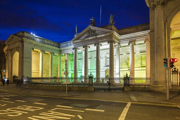 Ireland, Dublin, Bank of Ireland, exterior, dawn
