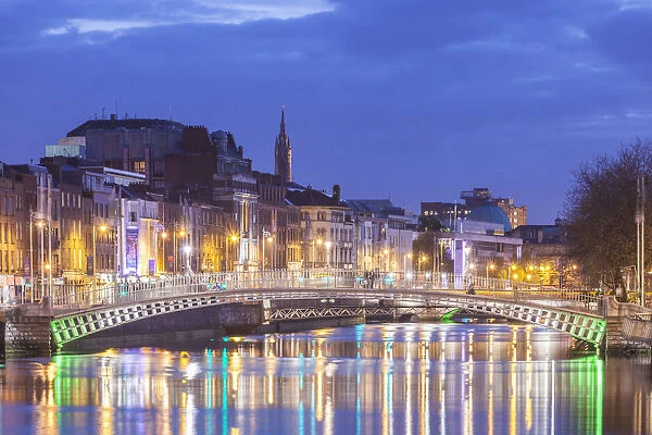 Ireland, Dublin, Hapenny Bridge over the River Liffey, dusk