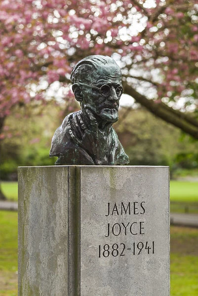Ireland, Dublin, St. Stephens Green, bust of James joyce