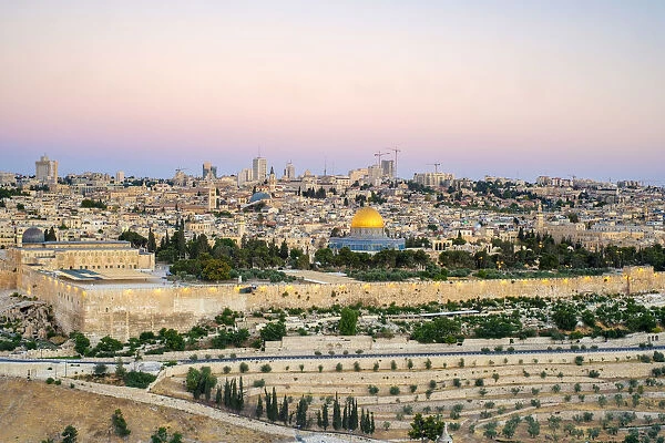 Israel, Jerusalem District, Jerusalem. Jerusalem skyline, Dome of the Rock on Temple