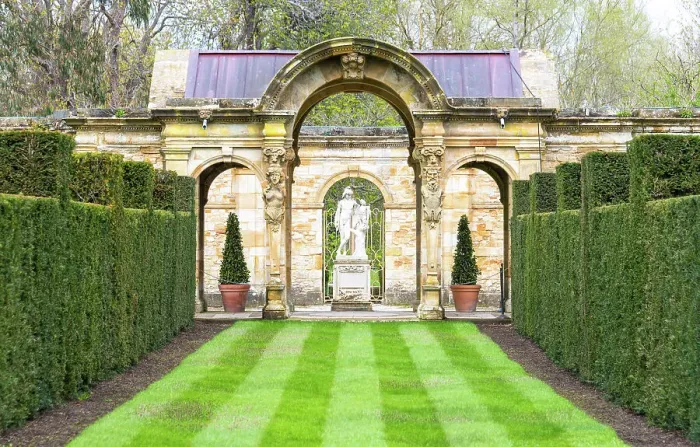 Framed Print : The Italian Garden of Hever Castle, Kent, England Framed Print : The Italian Garden of Hever Castle, Kent, England