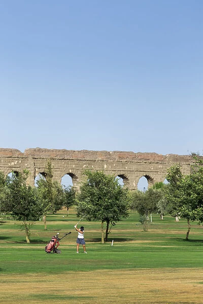 Italy, Latium, Lazio. Rome, Roma. Parco degli Acquedotti, Acquedotto Claudio