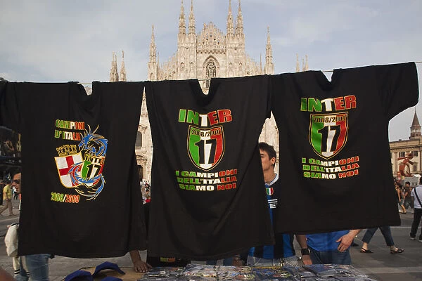 Italy, Lombardy, Milan, Piazza Duomo, Duomo cathedral and championship soccer team