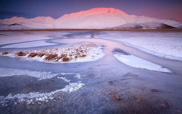 Italy, Marche, Fantastic sunset at -18 A° on the plain of Castelluccio di Norcia in the middle of winter