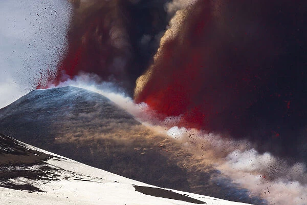 Italy, Sicily, Etna, from 2800mt of altuitudine, 6th paroxysm of 2012, lava fountains